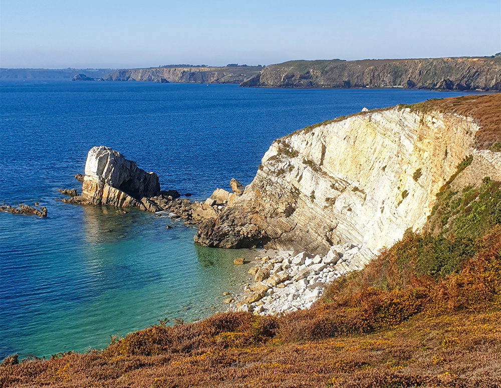 Falaises et mer bleu en Bretagne.